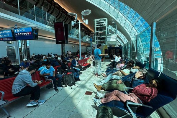 Un grup de cetățeni români, blocat pe aeroportul din Dubai, a revenit în țară