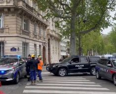 Alertă la Paris! Un bărbat a amenințat că aruncă în aer Consulatul Iranului. Video