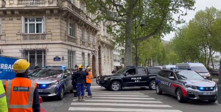 Alertă la Paris! Un bărbat a amenințat că aruncă în aer Consulatul Iranului. Video