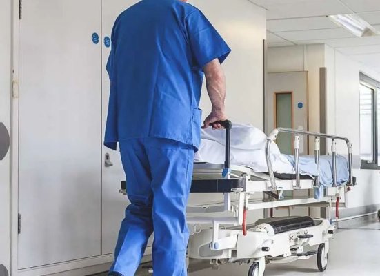 Un asistent medical care a bătut două fete internate la Psihiatrie, reținut de polițiști