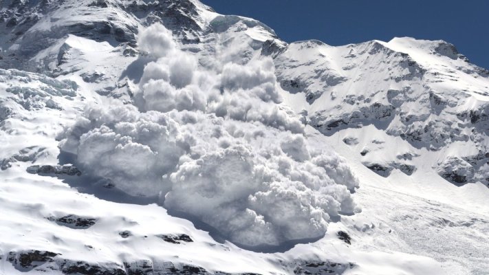Femeie surprinsă de avalanșă în timp ce schia în munții Rodnei