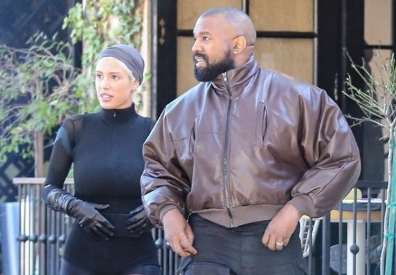 Ea goală pușcă, el îmbrăcat până-n gât! Bianca Censori și Kanye West au întors toate privirile, pe stradă
