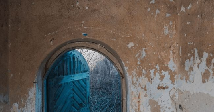 Tânără găsită moartă într-o biserică, după ce plecase în căutare de fantome