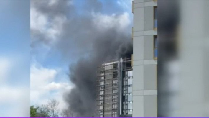 Incendiu puternic la fațada unui bloc în construcție, în București