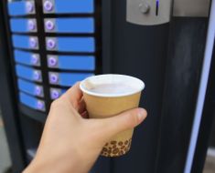 O tânără a făcut șoc anafilactic, după ce a băut o cafea de la un automat din aeroport