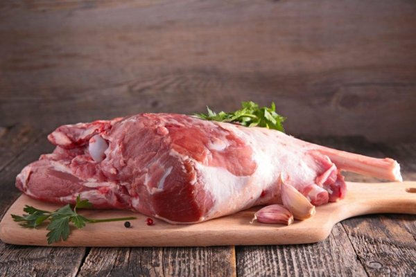 Prima țară europeană care va comercializa carne artificială, creată în laborator