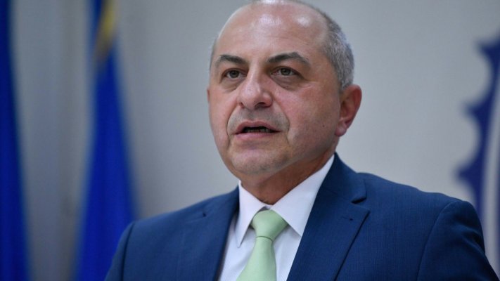 Cîrstoiu afirmă că a fost la clinica privată a soţiei pentru a ajuta alţi medici şi că nu e incompatibil