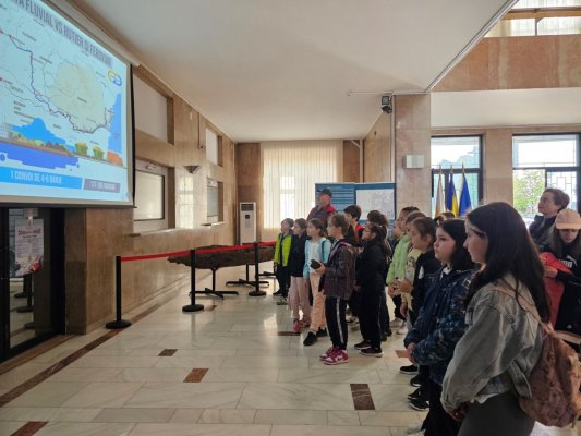 Mai mulți elevi din București, vizită în Portul Constanța
