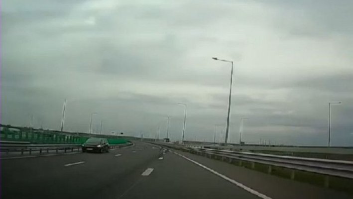 Șofer urmărit de polițiști, după ce a intrat pe contrasens, pe un pod din Brăila. Video