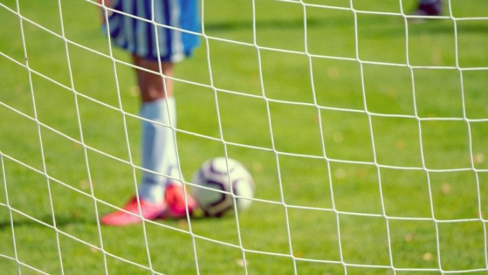Un copil a ajuns în comă la spital, după ce o poartă metalică de fotbal a căzut peste el