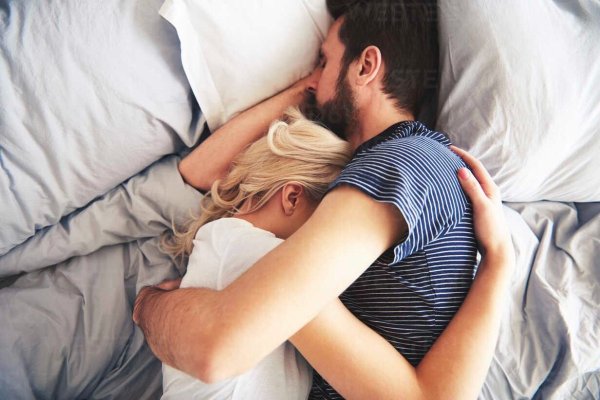 Cercetătorii cred că au descoperit de ce femeile dorm mai puțin și mai prost decât bărbații
