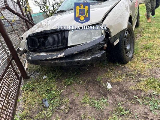 Un șofer, posibil drogat, a intrat în gardul unei case, în Nisipari 