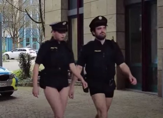 Mai mulţi polițiști au venit în chiloți la muncă, sătui să mai aștepte schimbarea uniformelor uzate. Video