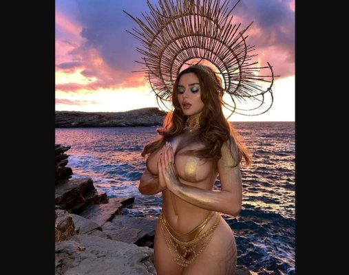 Atenție, „zeiță” la apă! Demi Rose s-a pozat aproape goală
