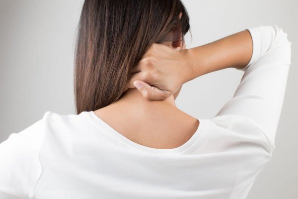 Dureri persistente în zona gâtului și pe braț? Ce este și cum se tratează sindromul cervico-brahial