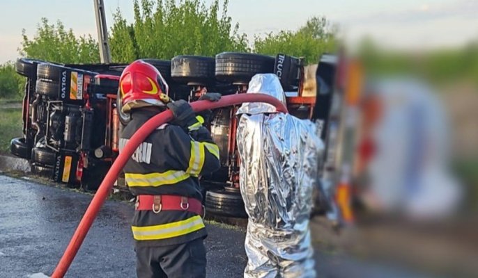 Accident mortal. O autocisternă încărcată cu etanol s-a răsturnat şi s-a izbit violent de un stălp
