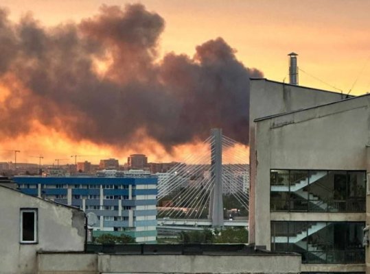 Explozii şi incendiu la o clădire din Capitală. Pompierii intervin cu 15 autospeciale. Video