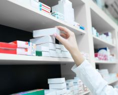 Haos în farmacii. DSP Constanța nu știe câte doze de vaccin antigripal sunt în județ și ridică din umeri în fața bolnavilor Haos în farmacii. DSP Constanța nu știe câte doze de vaccin antigripal sunt în județ și ridică din umeri în fața bolnavilor