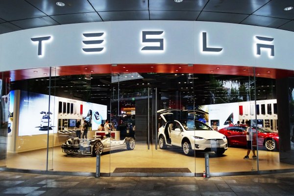 Tesla promite automobile ''mai accesibile'' după ce a renunţat la noul Model 2