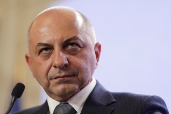 Probleme la strângerea de semnături. Activul de partid îngrădește votului către Crîstoiu 
