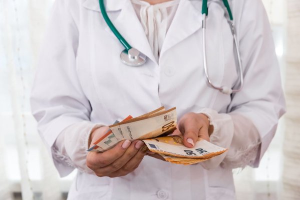 Doctoriţă de la Spitalul Filantropia Craiova, sub control judiciar pentru mită: ar fi luat 800 de lei şi 100 de lire pentru o cezariană