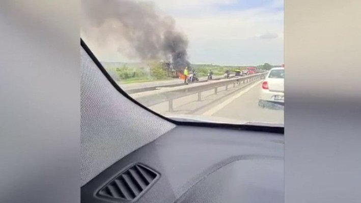 O mașină a luat foc pe A1 imediat după ce șoferul a oprit pe banda de urgență și a deschis portbagajul