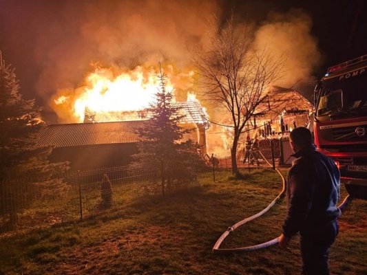 Incendiu devastator în Suceava. Proprietarilor li s-a făcut rău când au văzut dezastrul