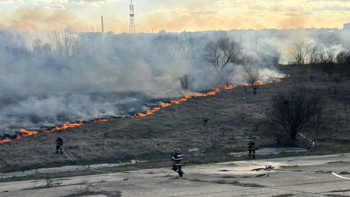 Două aeronave ale Forțelor Aeriene continuă să acționeze la stingerea incendiului de pădure din Bacău