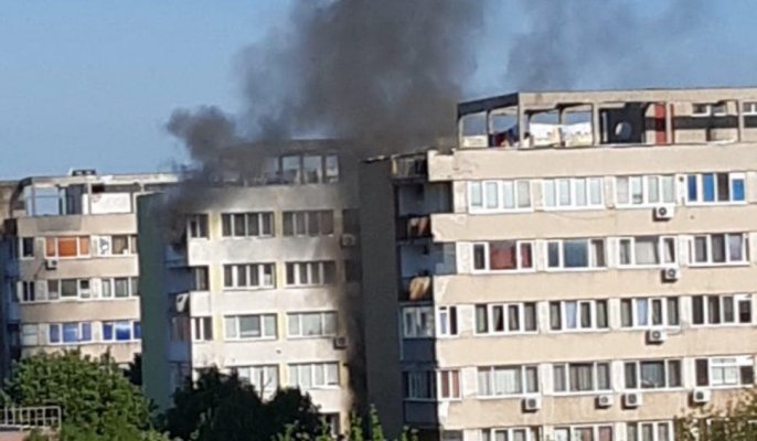 Incendiu într-un bloc din București! Oamenii sunt evacuați cu autoscara