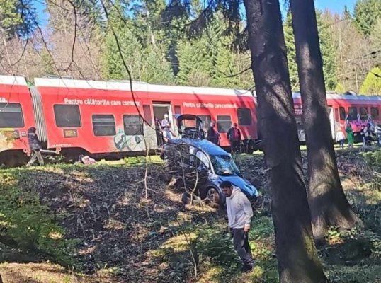 O mașină a Ambasadei Indiei, spulberată de tren în Brașov