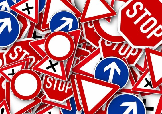 Un nou semn de circulație apare în România. Ce sunt cele 2 săgeți de siguranță și care este obligația șoferilor