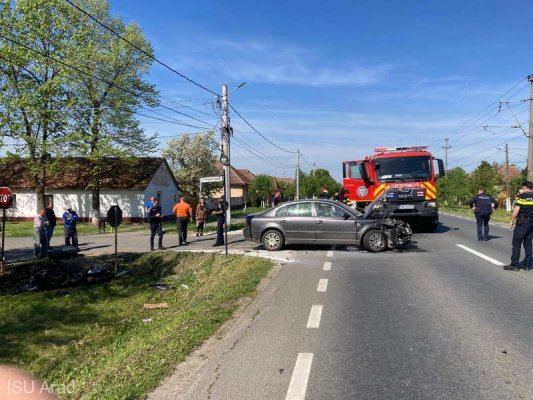 O motocicletă a luat foc şi doi pasageri au fost răniţi după ce s-au lovit de o maşină pe DN7