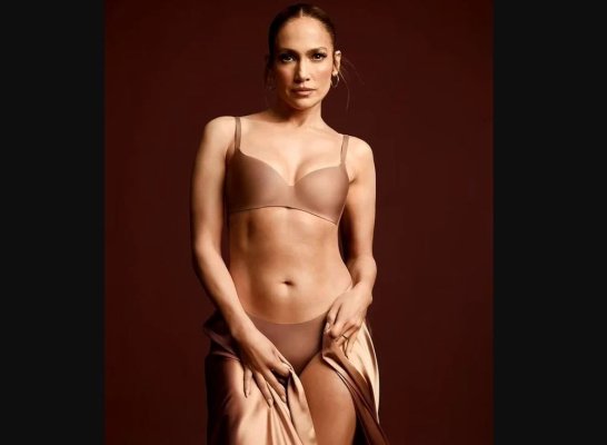 Jennifer Lopez face reclamă la chiloții „invizibili”