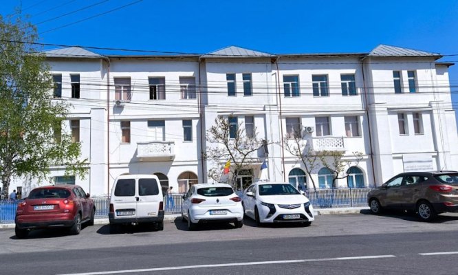 O elevă de 17 ani a fost violată de patru colegi în toaleta liceului