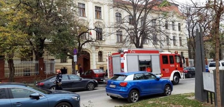 Un copil de 13 ani a căzut de la etajul unui bloc din București