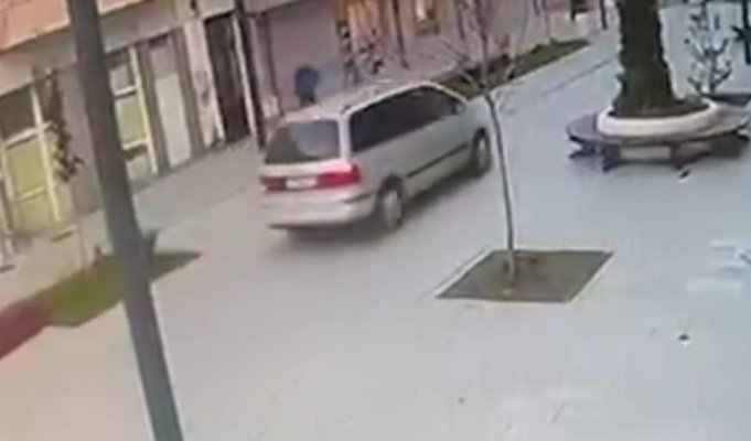 Un șmecher a intrat cu mașina pe strada pietonală Ștefan cel Mare. Video 