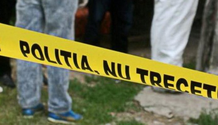 Un bărbat a fost găsit mort într-o prăpastie din spatele casei