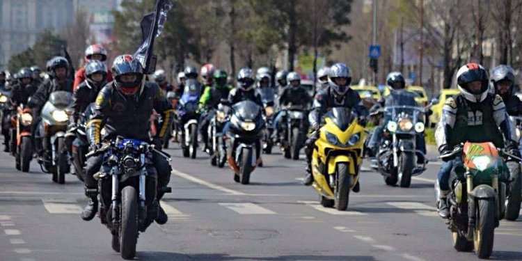 Legea a fost promulgată! De ce obligații au scăpat motocicliștii în trafic