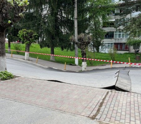 Stradă surpată în fața sediului poliției la Slănic