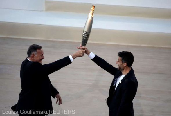 JO 2024: Flacăra olimpică a fost înmânată lui Tony Estanguet în cadrul unei ceremonii, la Atena