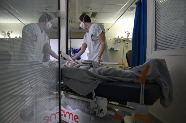 Studiu: Mii de pacienți din Anglia ar fi murit din cauza aglomerației de la secțiile de urgență