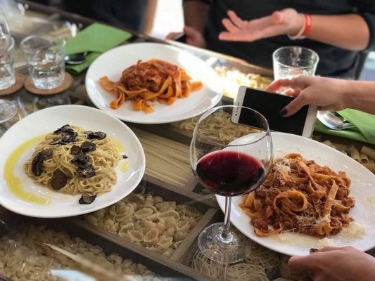 Manager de restaurant, luat pe sus de polițiști. Vindea mâncare preparată cu alimente furate