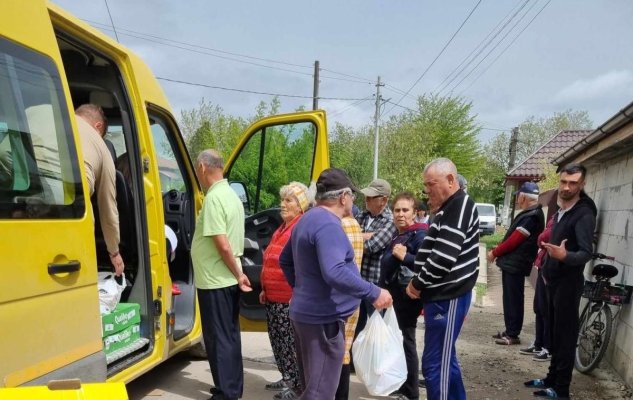 Pensionarii din Poarta Albă au primit pachete cu ocazia sărbătorilor Pascale