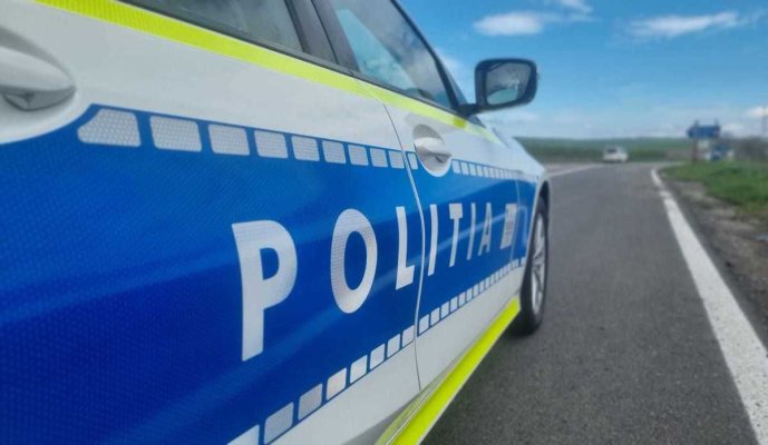 Un bărbat a lovit mașina unui polițist și l-a rănit grav deoarece era supărat că i-a confiscat talonul auto