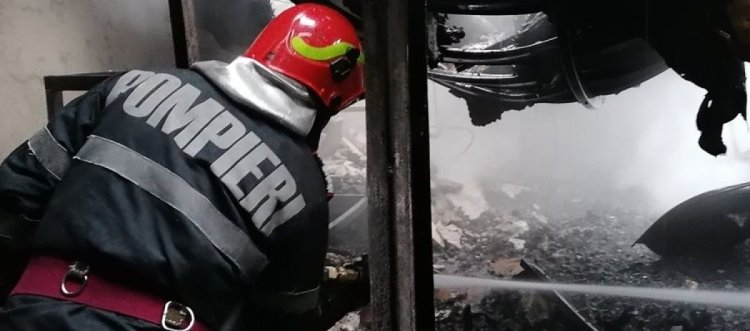 Două persoane resuscitate după ce au fost scoase dintr-un incendiu la un apartament din Brăila