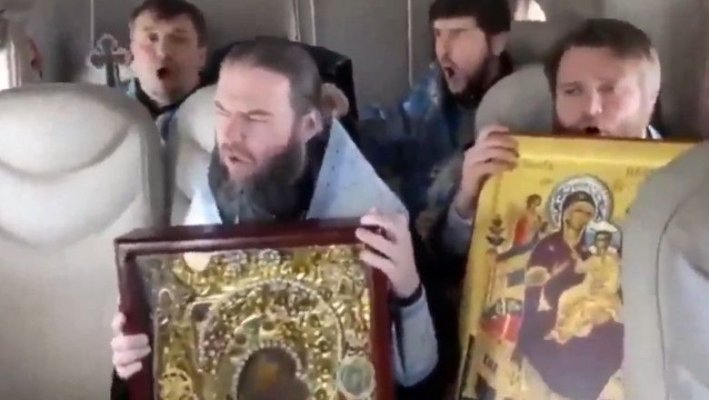 Putin a trimis preoți să se roage din elicoptere în zonele inundate din Rusia. Video