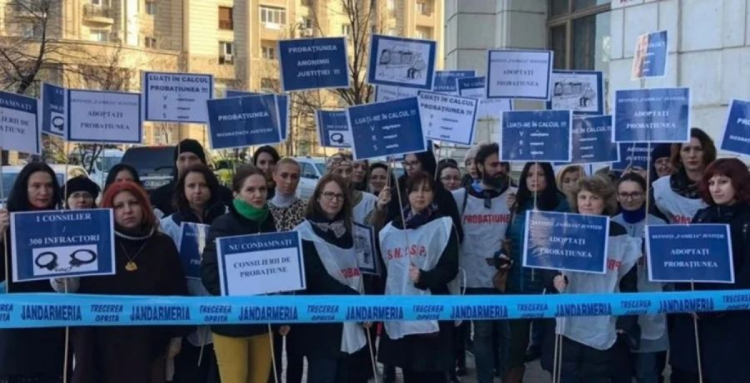 Consilierii de probațiune, din nou în stradă! Nu și-au primit salariile integral