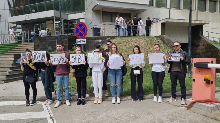 Protest în fața Judecătoriei Constanța, pentru victimele tragediei de la 2 Mai! Video