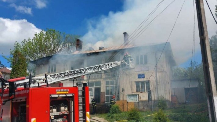 Incendiu puternic la sediul primăriei din localitatea Pleșoi