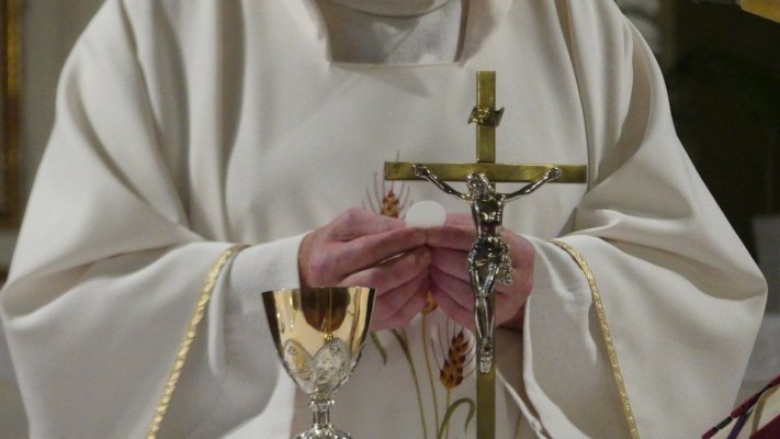 Biserica Catolică a anunțat că homosexualii pot deveni preoți